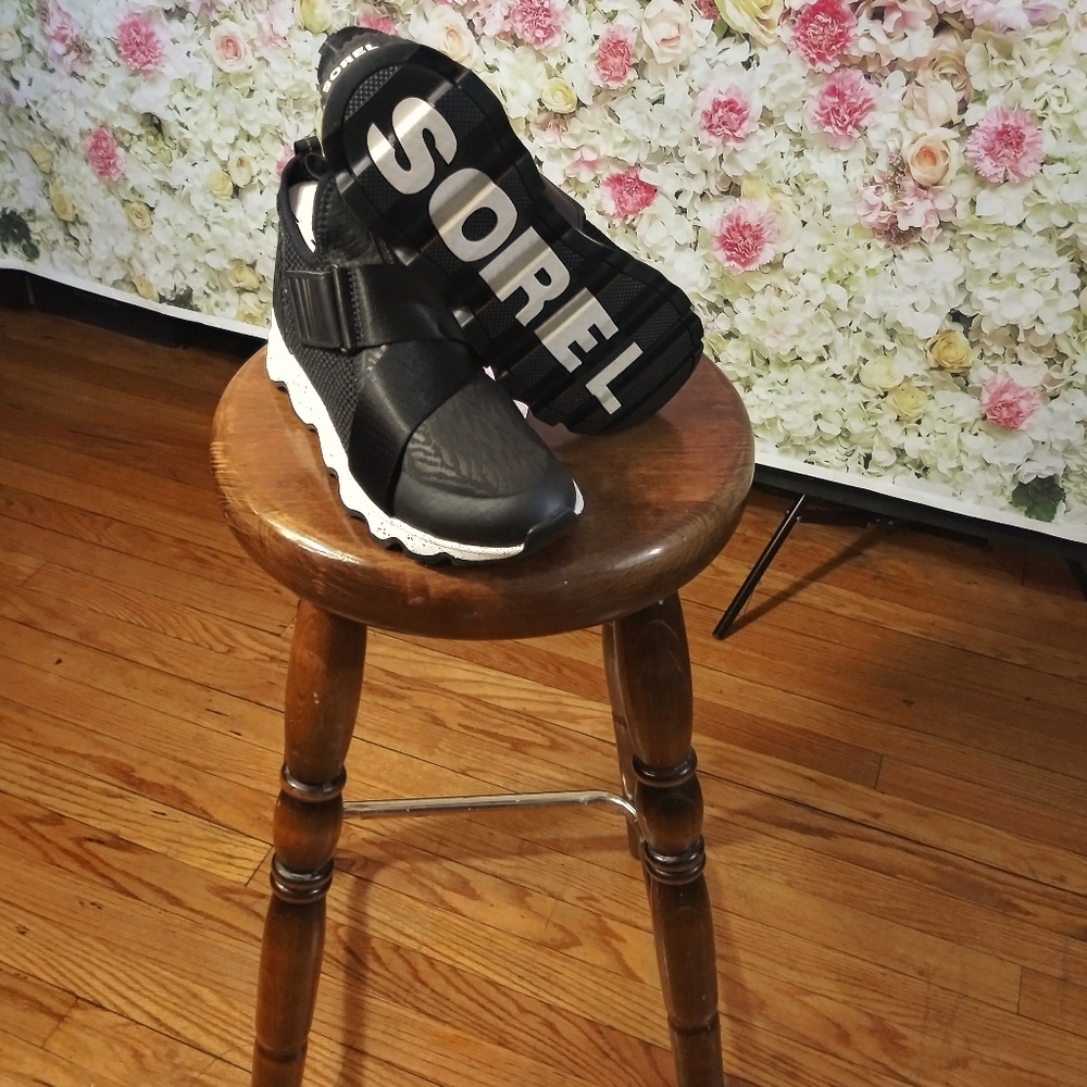 NEVER WORN SOREL SNEAKERS